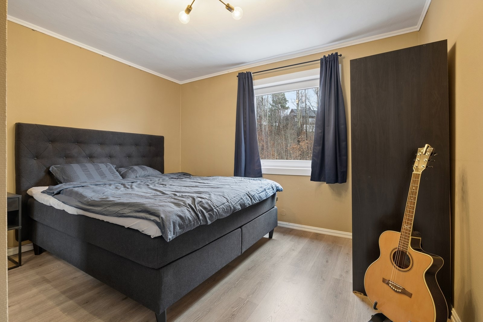 Leiligheten har to soverom og hovedsoverommet er av bra størrelse - malt i pene fargevalg. Garderobeskapet er fra 2020. Galleribilde