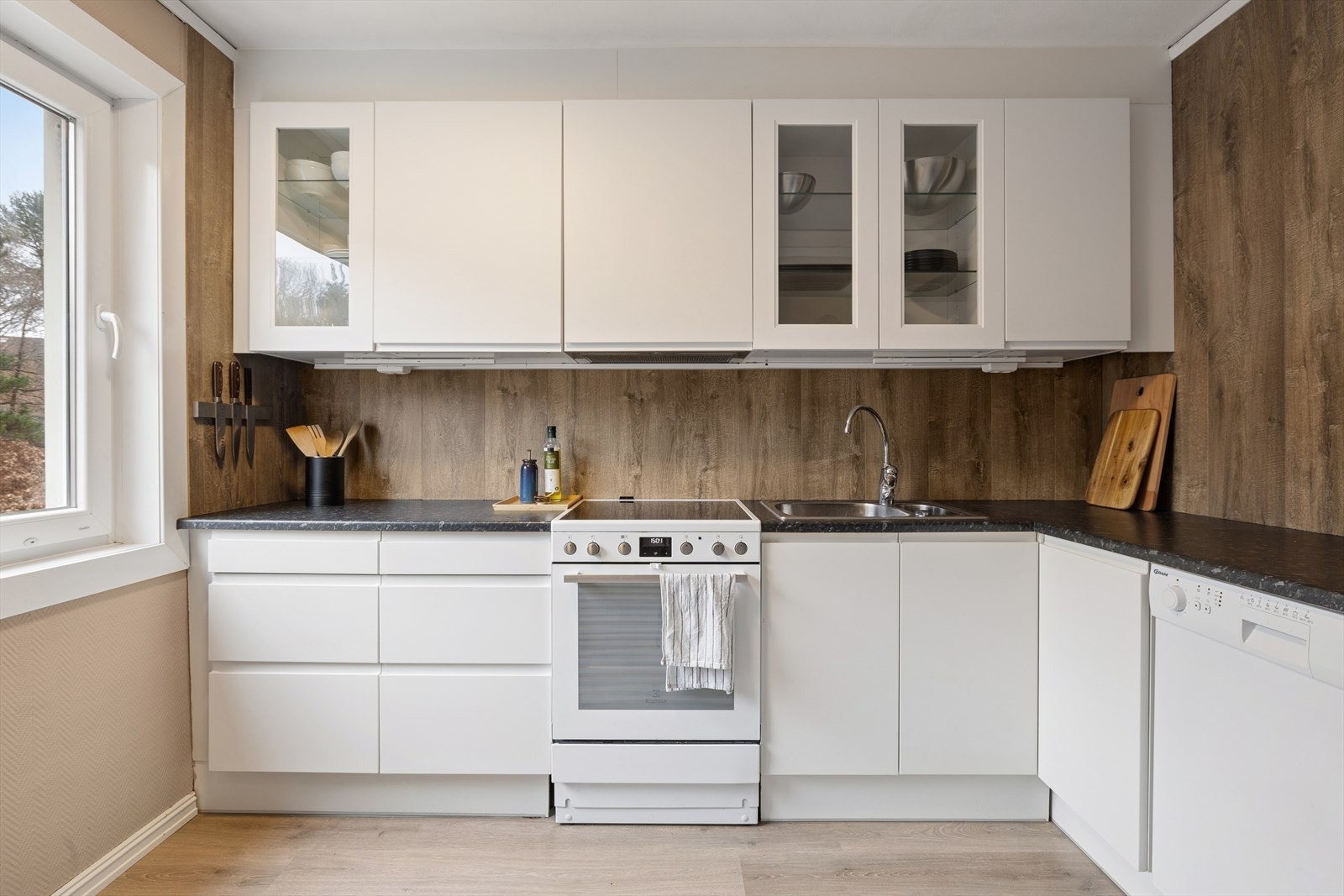 Kjøkkenet er oppgradert med overskap, samt veggen mellom benk og skap i 2019 Galleribilde