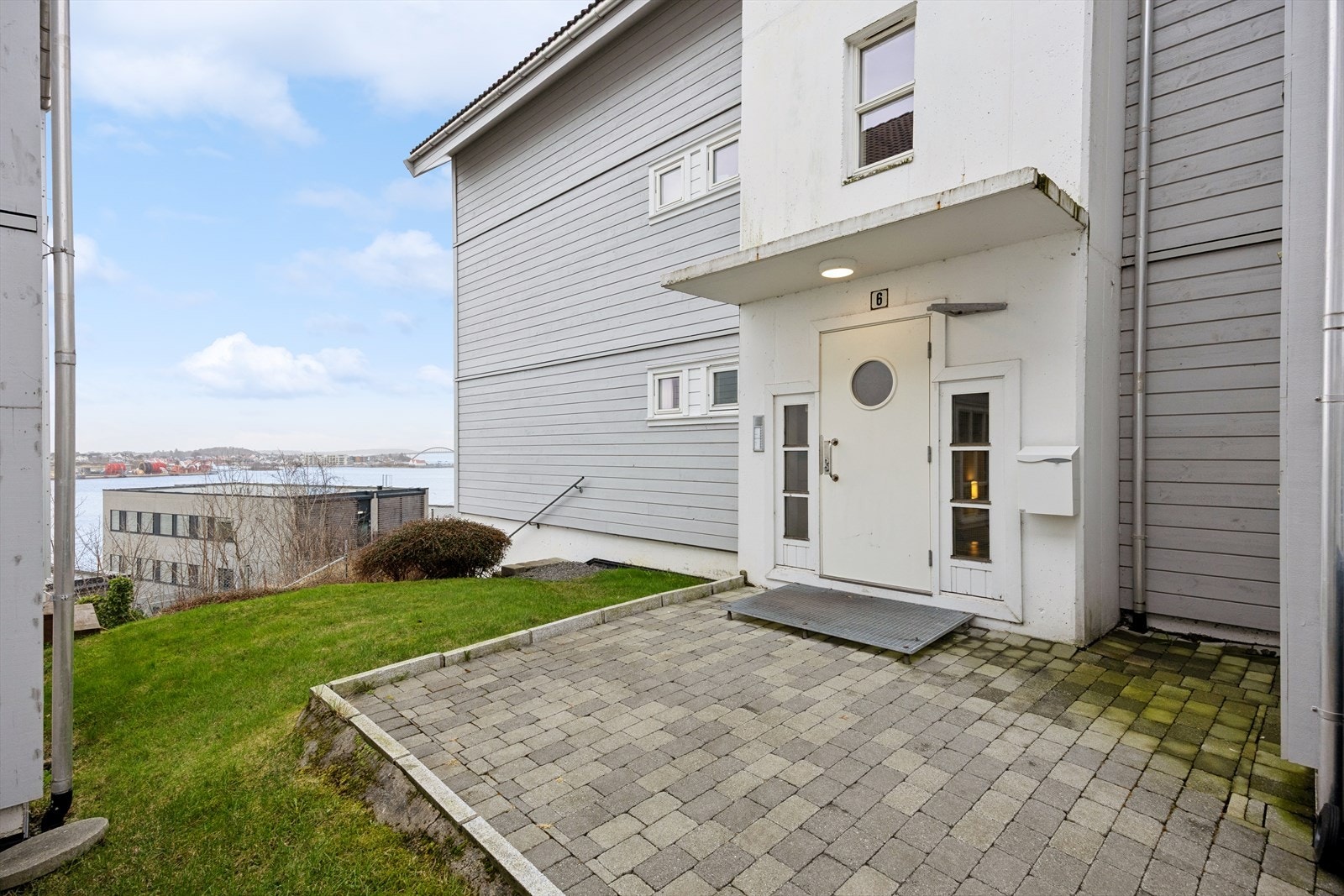 Pent opparbeidet tomt med hyggelig inngangsparti. Galleribilde