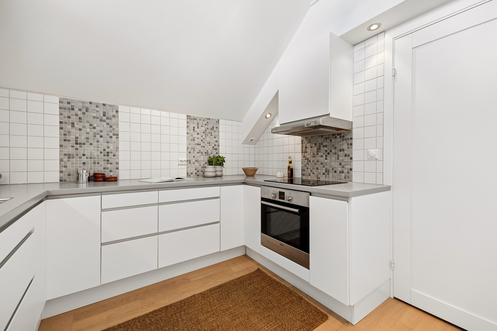 Praktisk bod ved kjøkkenet - perfekt for ekstra oppbevaring og lagring. Galleribilde