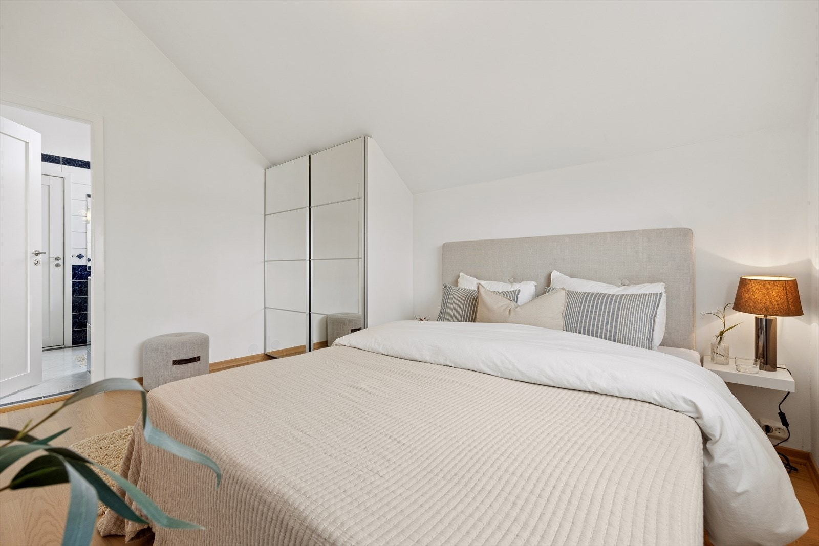 Lyst og romslig soverom med plass til dobbeltseng og speil-/skyvedørsgarderobe. Galleribilde
