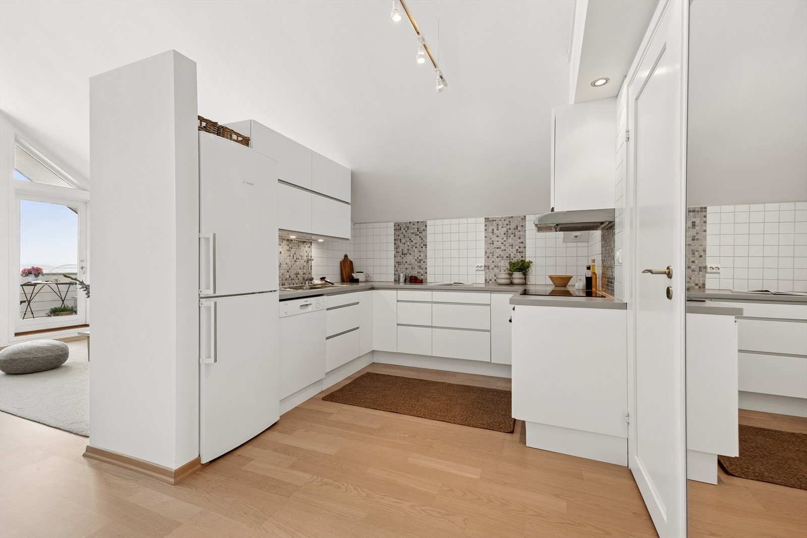 Rikelig med skap- og benkeplass. Kjøkkenventilator med avtrekk ut sikrer god luftkvalitet. Galleribilde