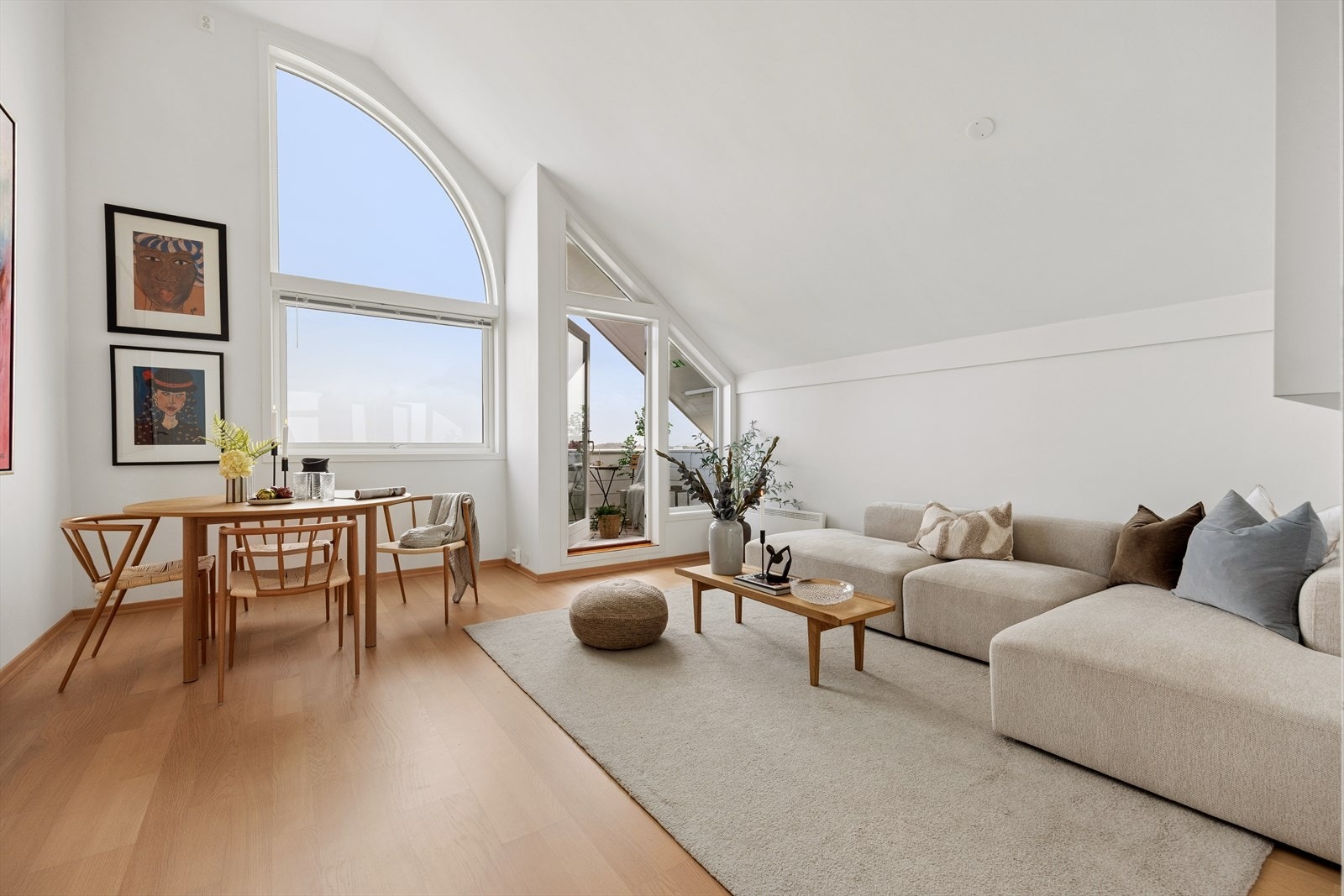 Velkommen til Veritashammaren 6! Herlig og romslig stue med god takhøyde, store og flotte vindusflater. Galleribilde