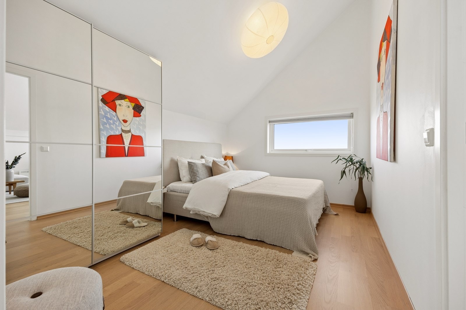 Lyst og innbydende soverom. Galleribilde