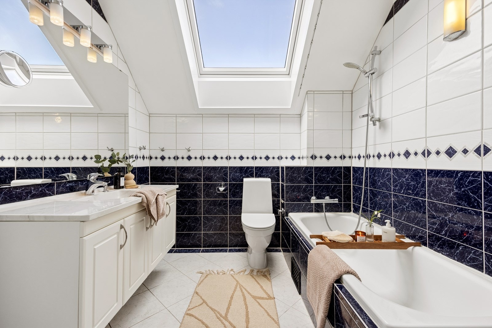 Bad av god størrelse og flere oppbevaringsmuligheter. Galleribilde