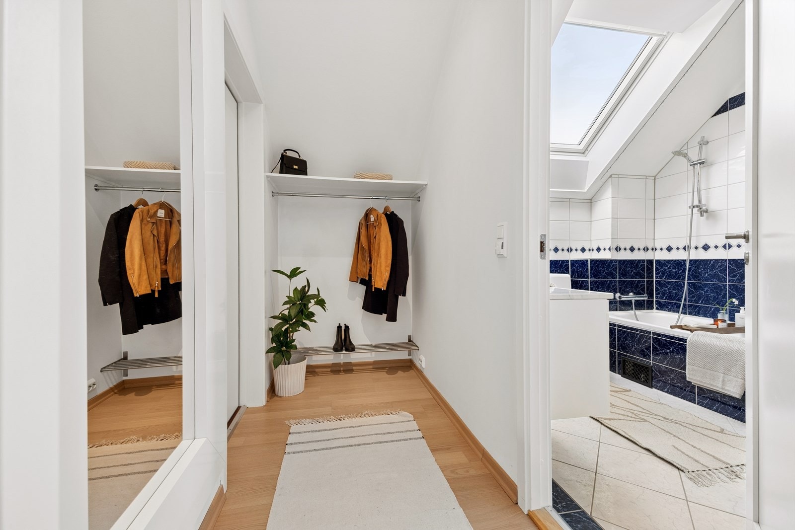 Her ønskes man velkommen inn i en lys og trivelig entré med plass til å henge fra seg yttertøy og sette fra seg sko. Galleribilde