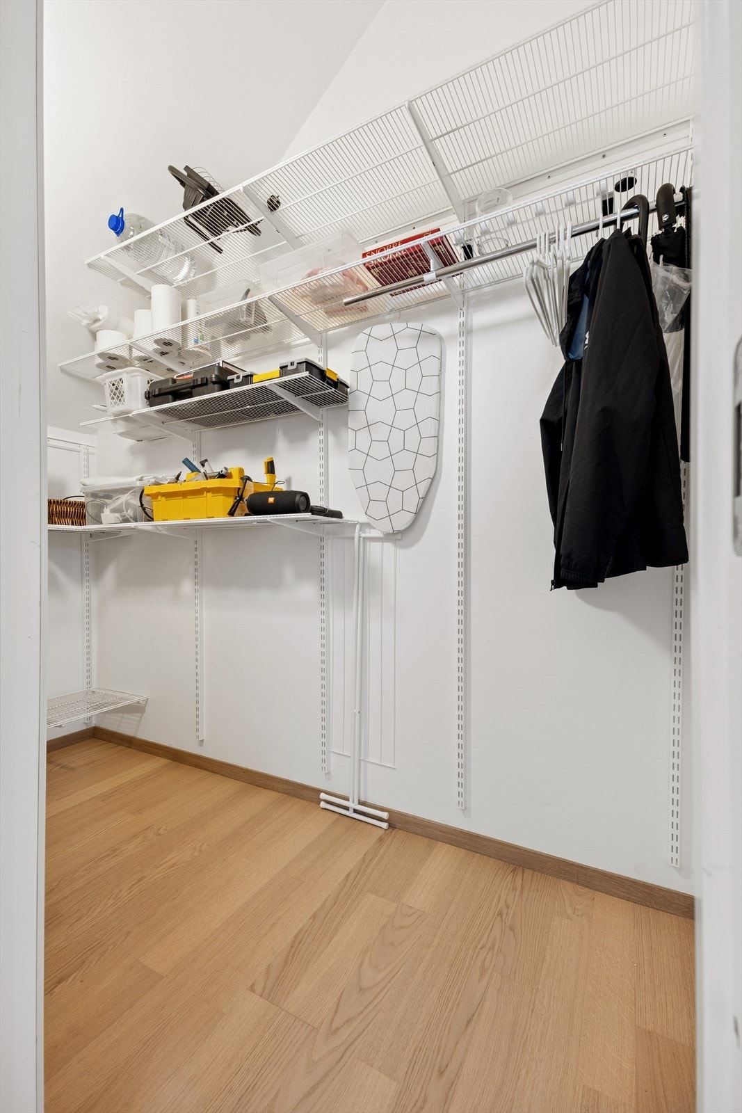 Effektive hyllesystemer gir god oppbevaringsplass i boden. Galleribilde