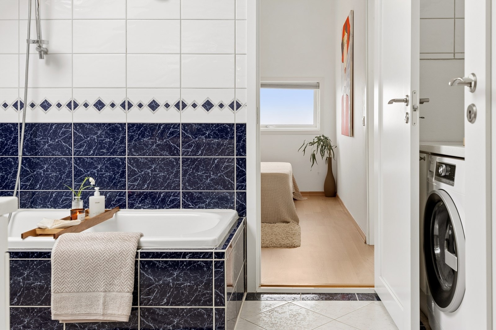 Direkte tilgang fra badet til både soverommet og gang. Galleribilde