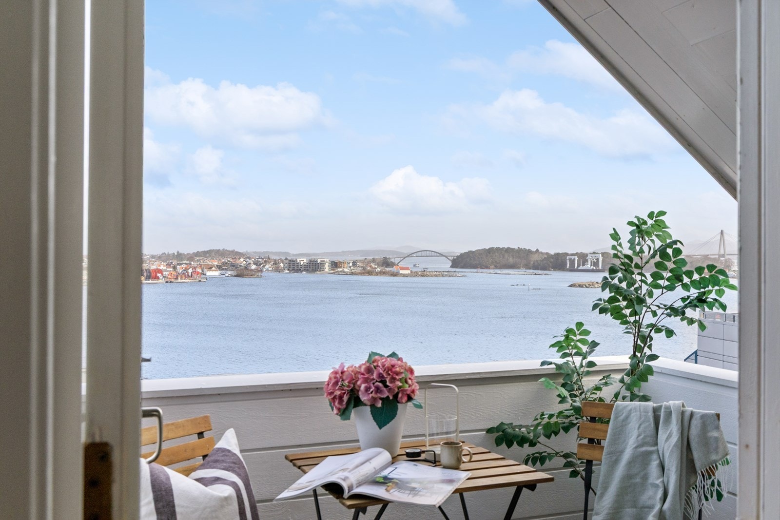 Fra balkongen med upåklagelig utsikt over fjorden! Bak tåken på bildet har du de flotte fjellene i Ryfylke. Galleribilde