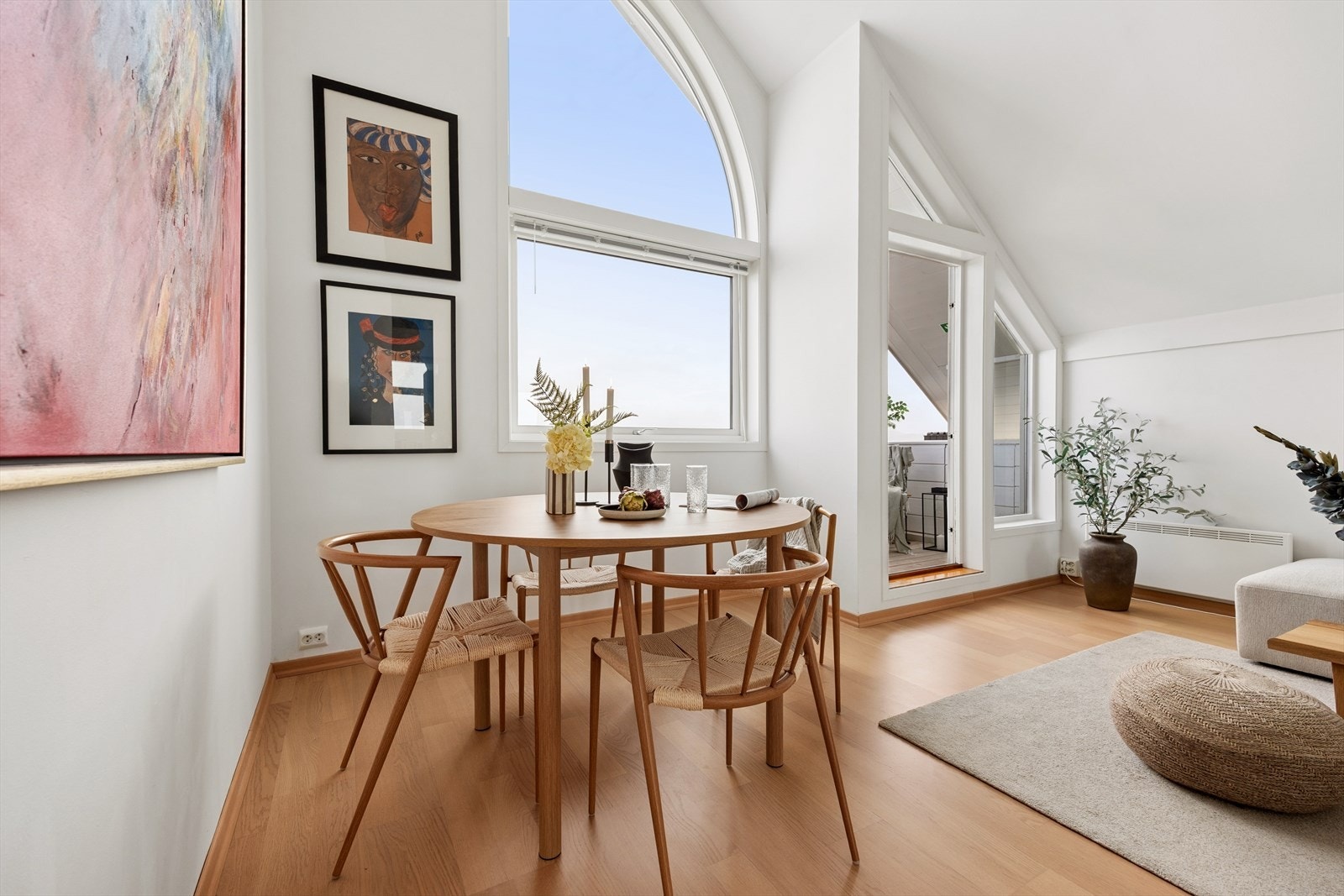 Koselig spisegruppe med plass til lengre spisebord. Galleribilde