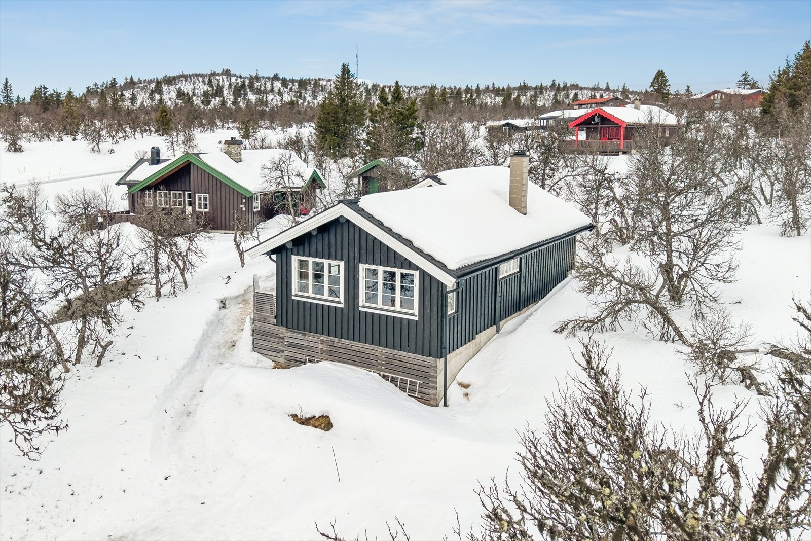 Hytta er omgitt av en eiet naturtomt med areal på 891,80 m². Galleribilde