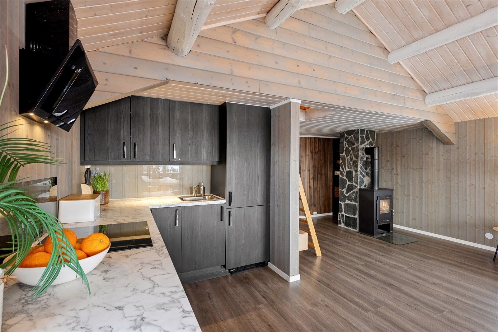 Backsplash over steketopp gir et ryddig arbeidsområde. Galleribilde