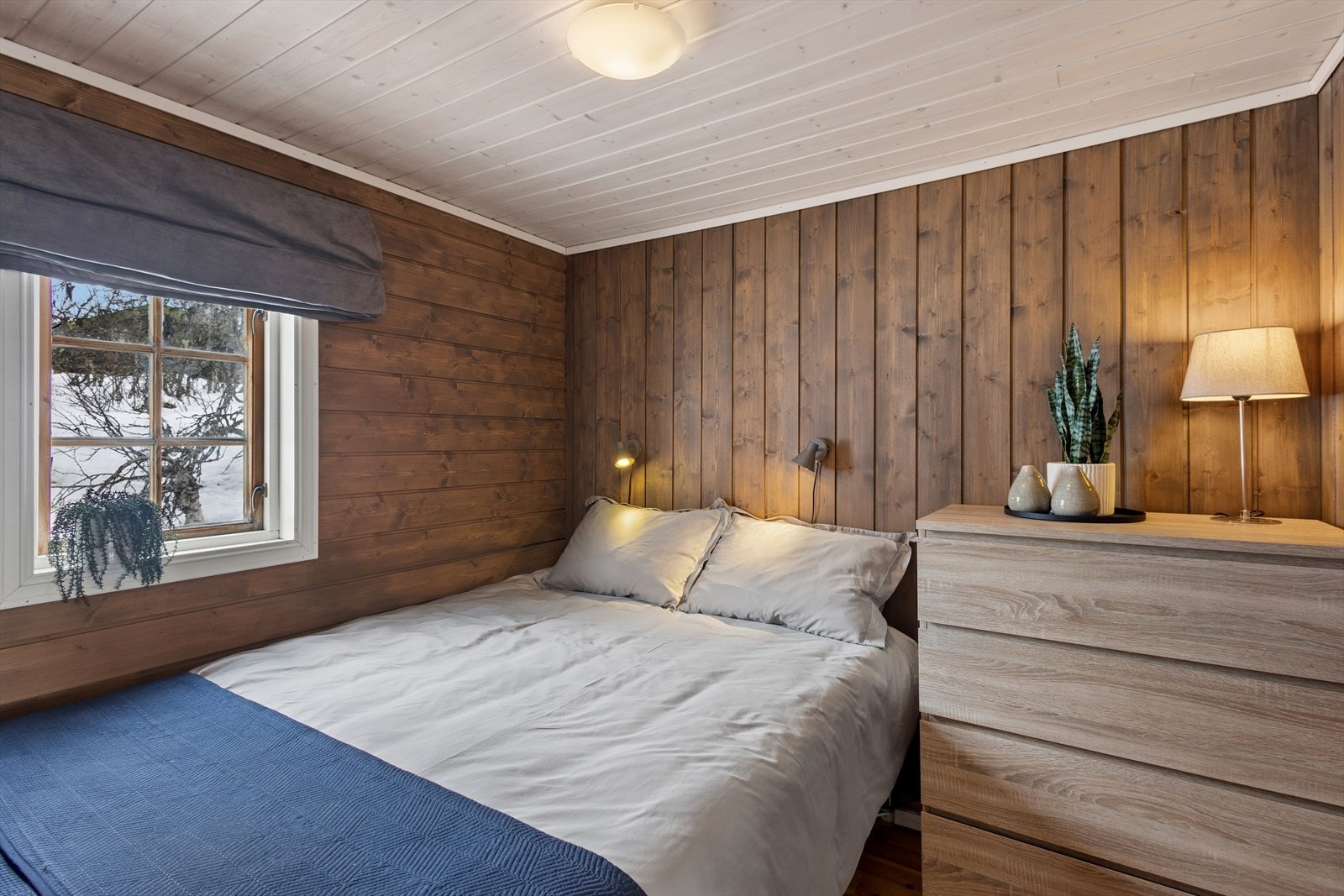Hovedsoverommet har plass til dobbeltseng og oppbevaringsmøbler. Galleribilde