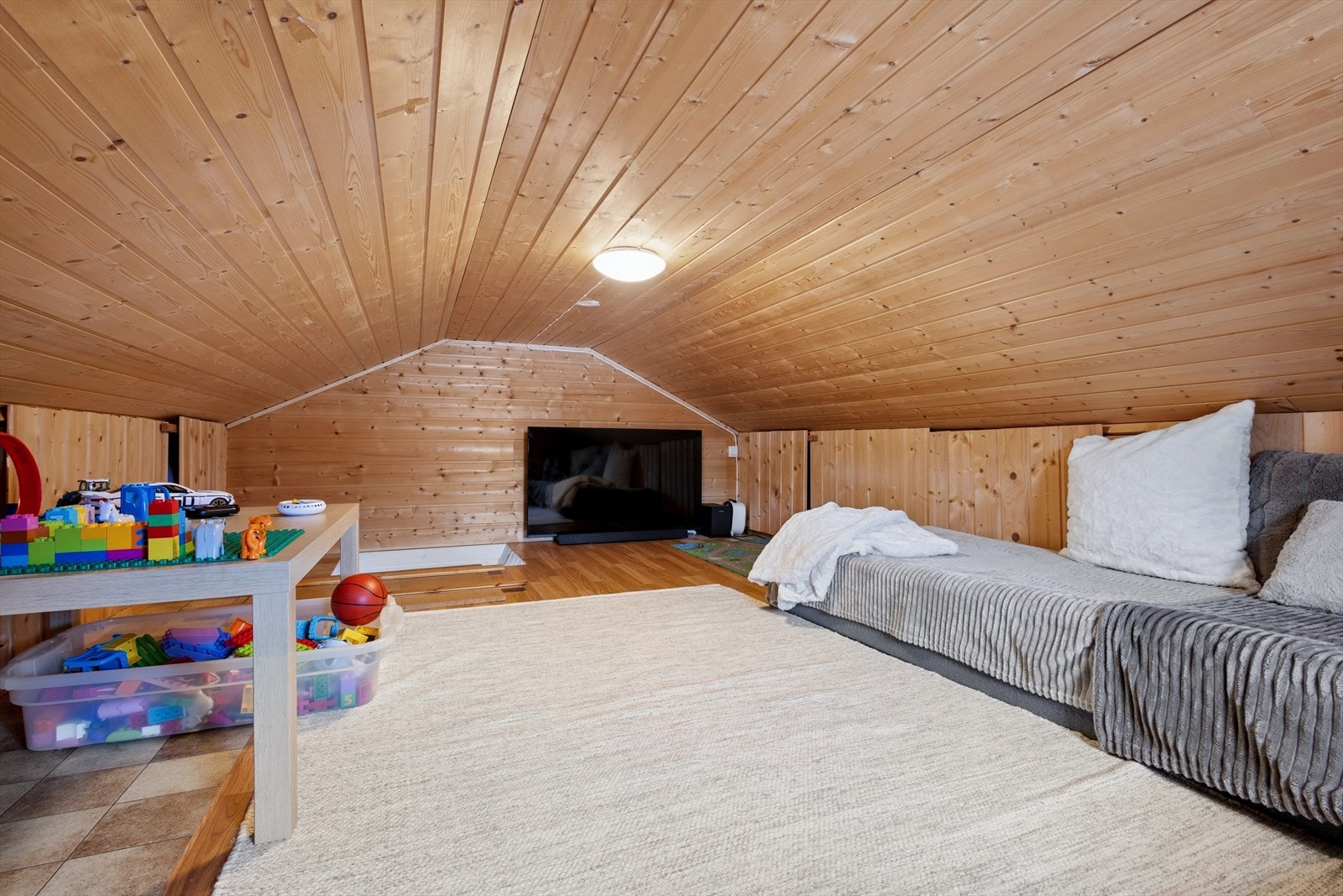 Hems med panelte overflater gir et lunt og anvendbart areal. Galleribilde