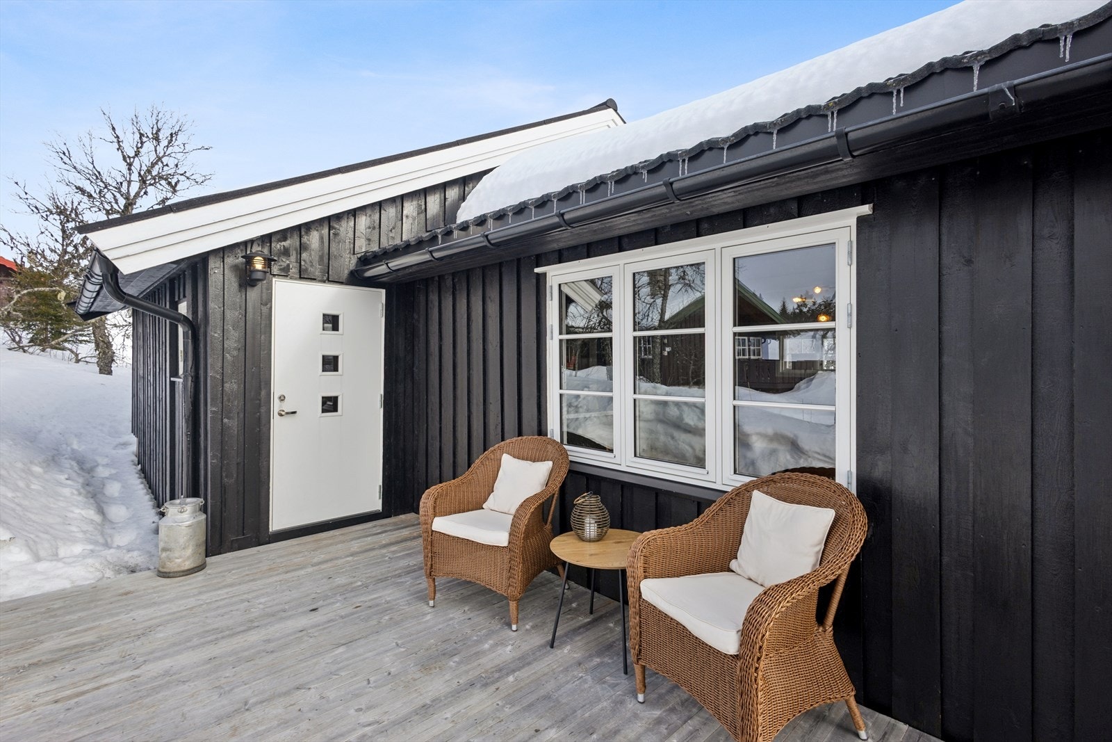 Inngansparti med sørvestvendt terrasse på 13 m² Galleribilde