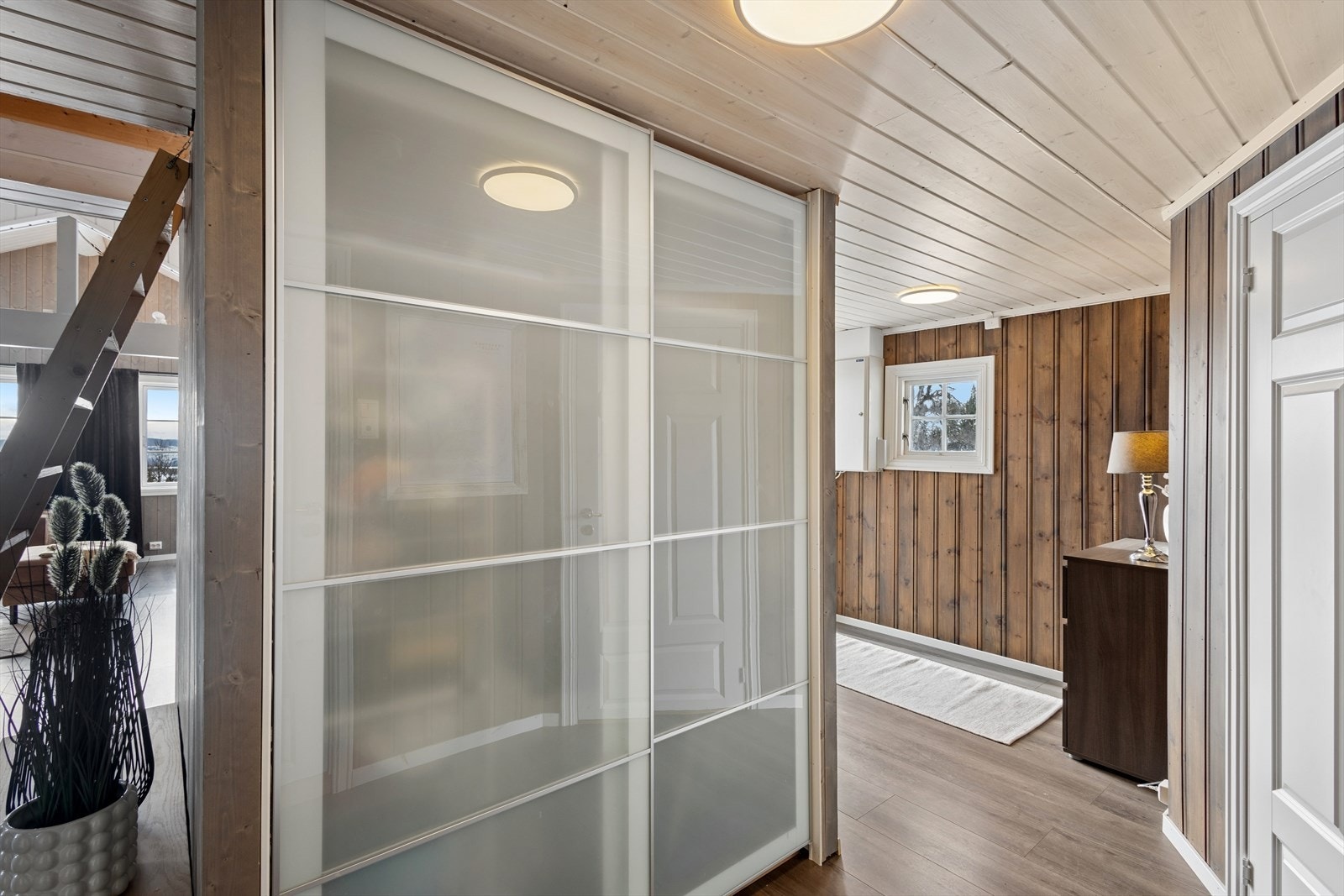 I gangen er det også skyvedørsgarderobe for oppbevaringsplass. Galleribilde