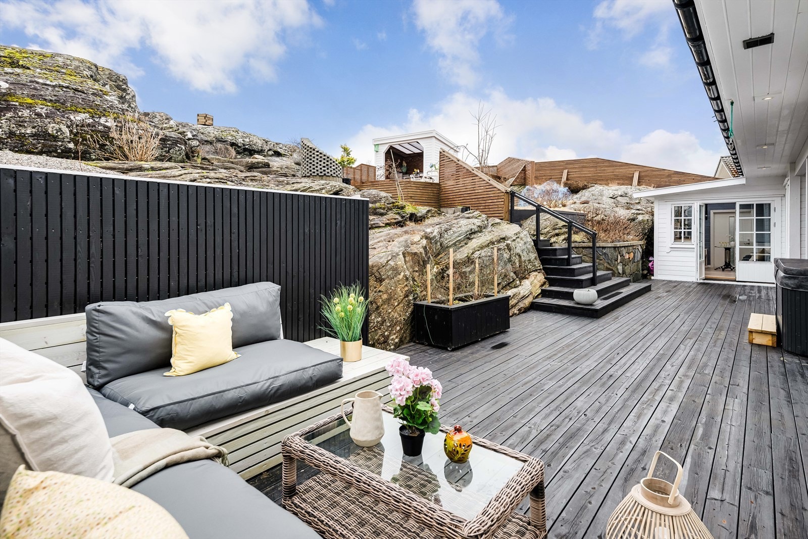 Fra terrasse er det adkomst til både utestue, opp til gapahuk og til utvendig bod Galleribilde