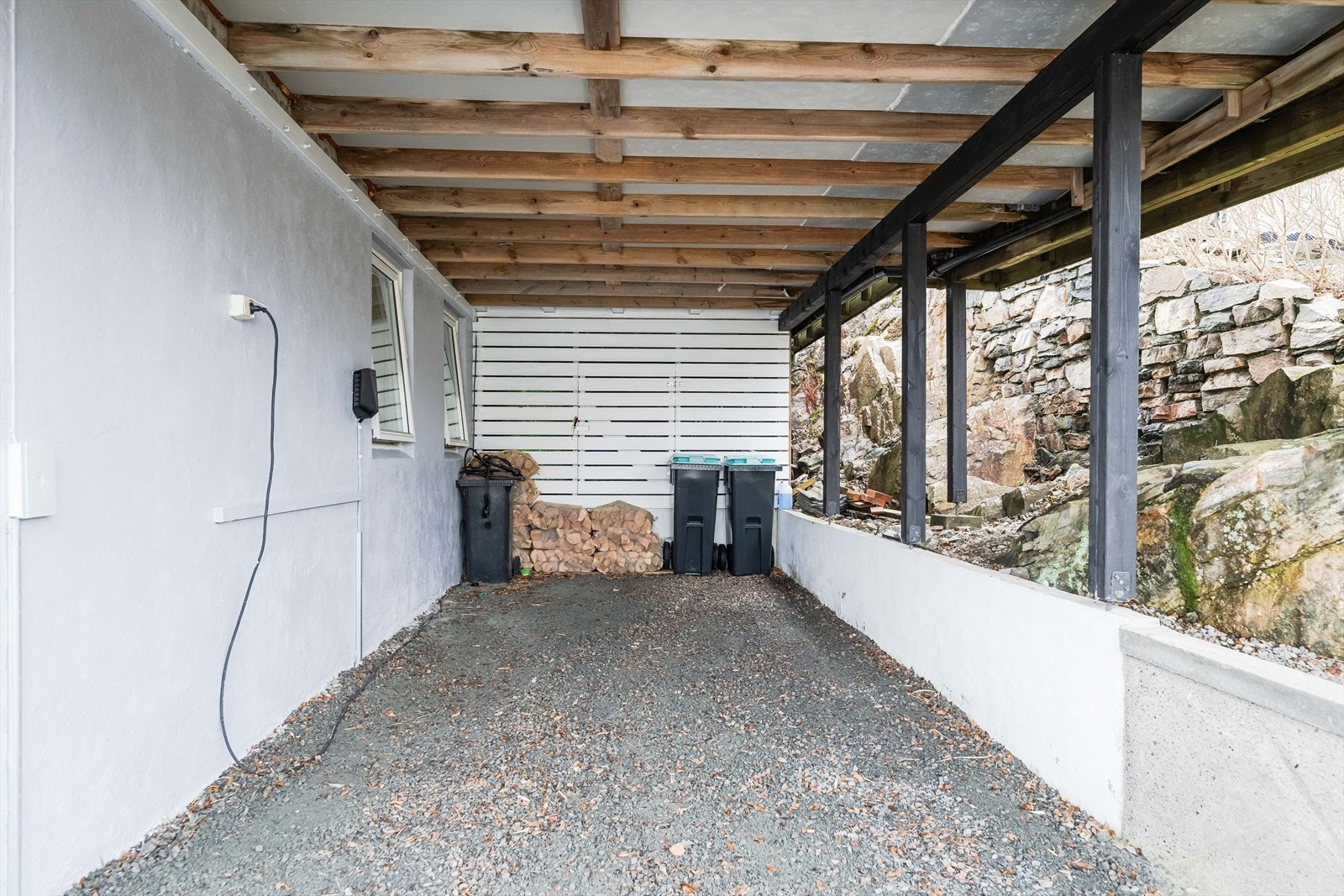 Carport med elbil-lader montert Galleribilde