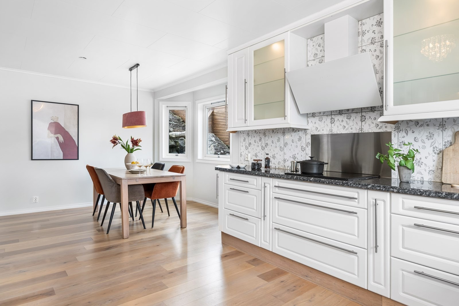 Flis på vegg mellom overskap og benkeplate Galleribilde