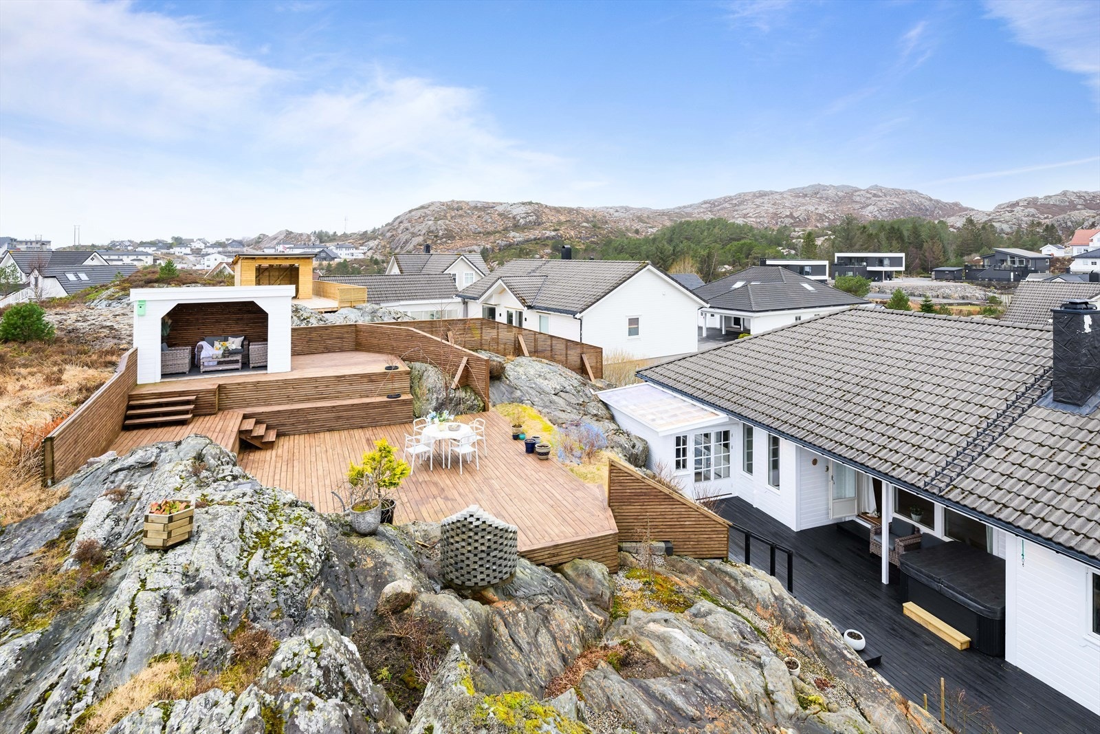 EiendomsMegler 1 v/Merete Seim, har gleden av å presentere Halsvardtjørna 34 (Foto: Mats Lie) Galleribilde