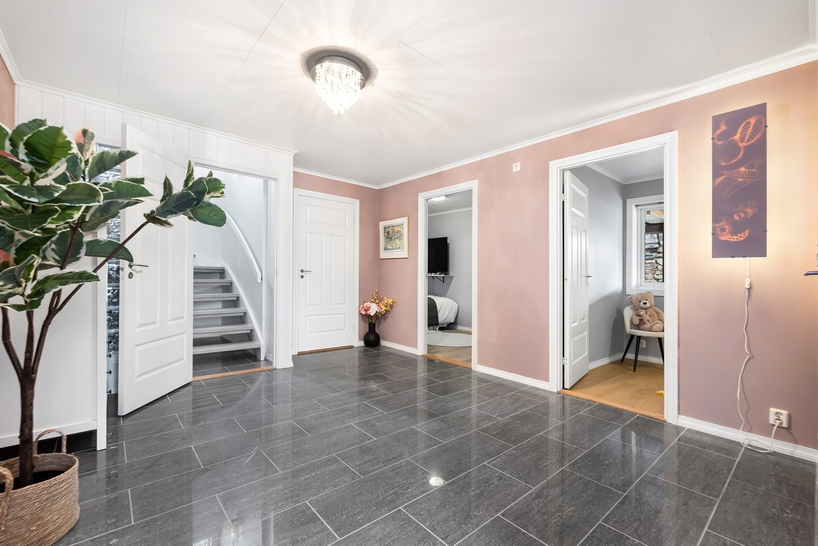 Velkommen inn! Romslig hall med trapp opp til 2.etasje. Kjør barnevognen rett inn. Galleribilde