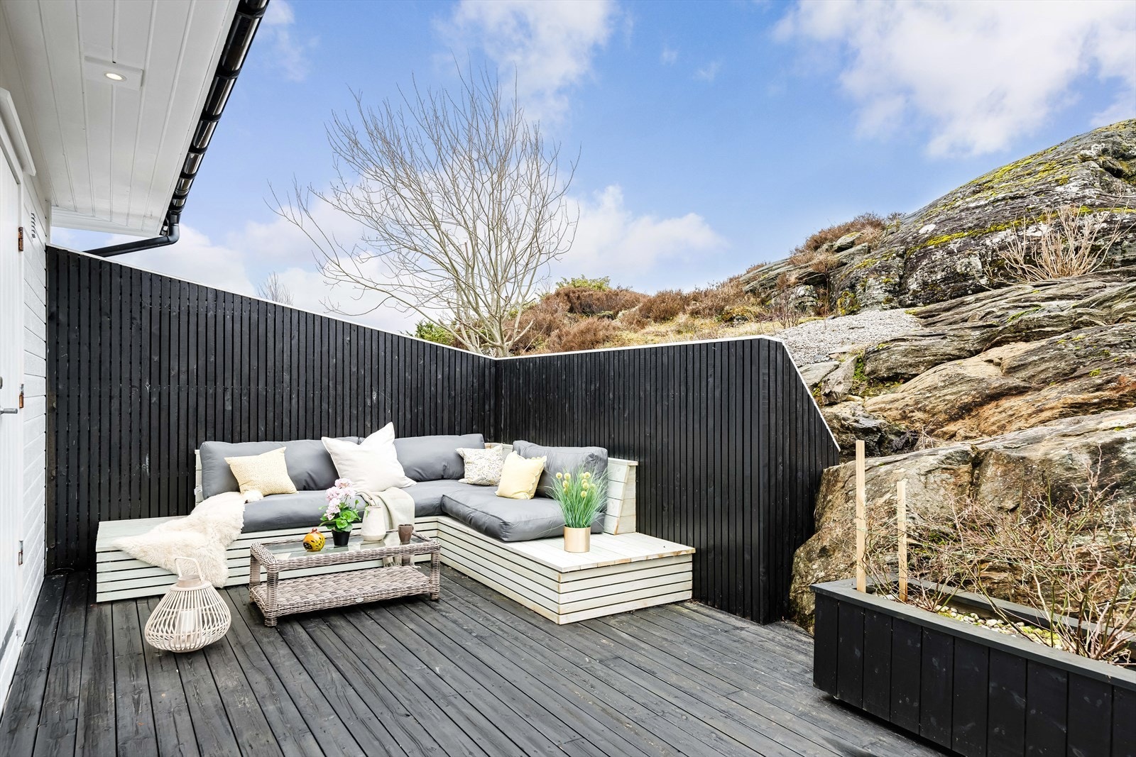 Usjenert og lun uteplass med gode solforhold Galleribilde