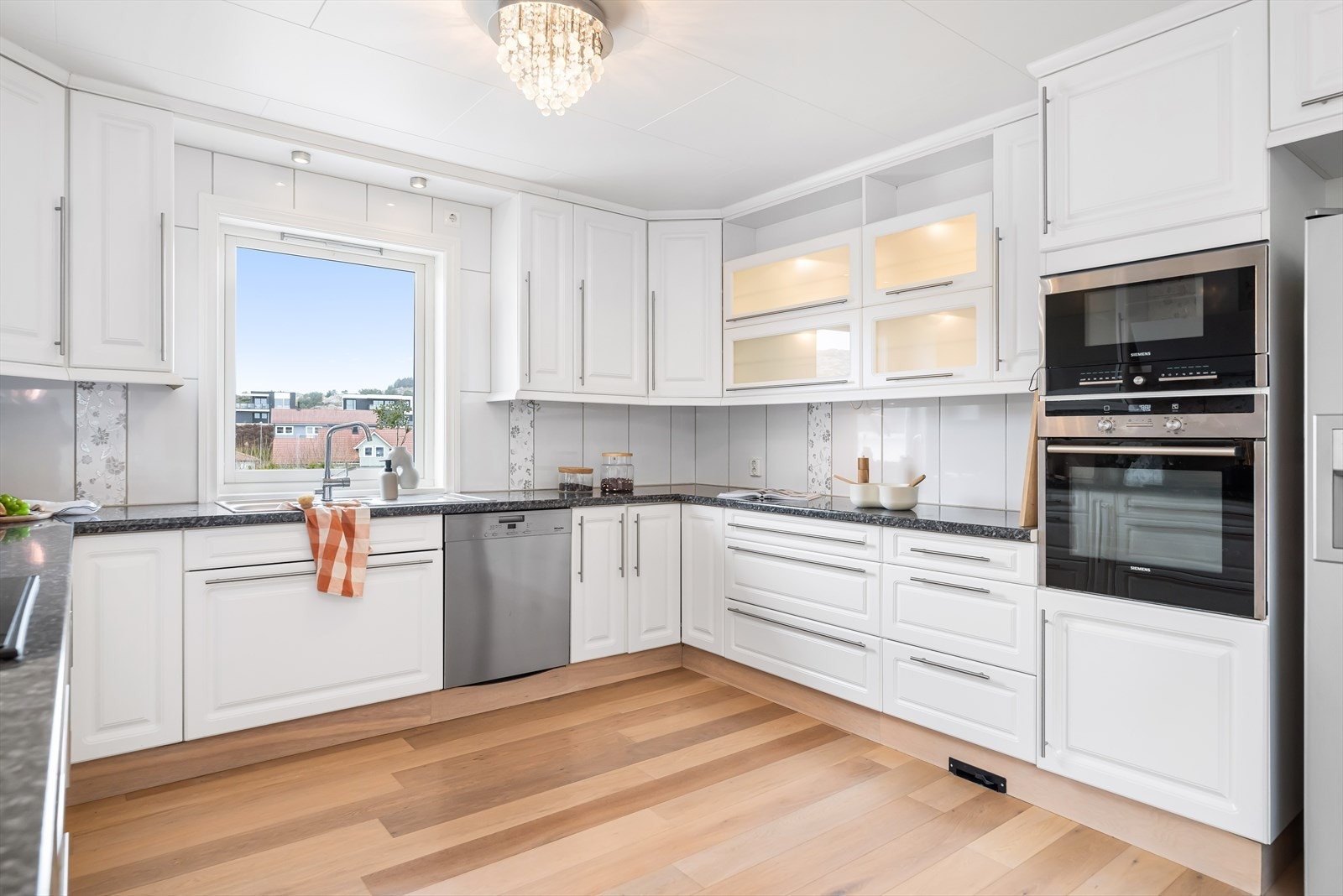 Stekeovn i god arbeidshøyde, og praktisk uttak til sentralstøvsuger i sokkellist Galleribilde