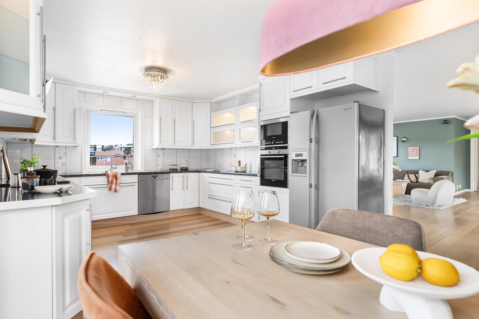 Stort kjøkken med god plass til både oppbevaring og matlaging Galleribilde