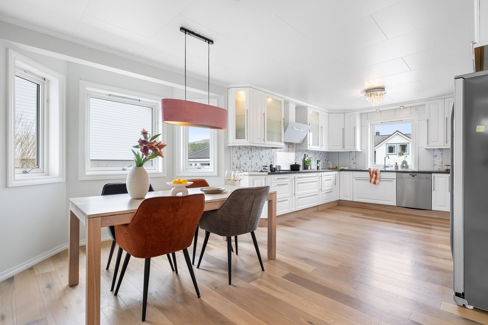 God plass til spisebord i kjøkkensone. Praktisk til både hverdags og ved selskaper Galleribilde