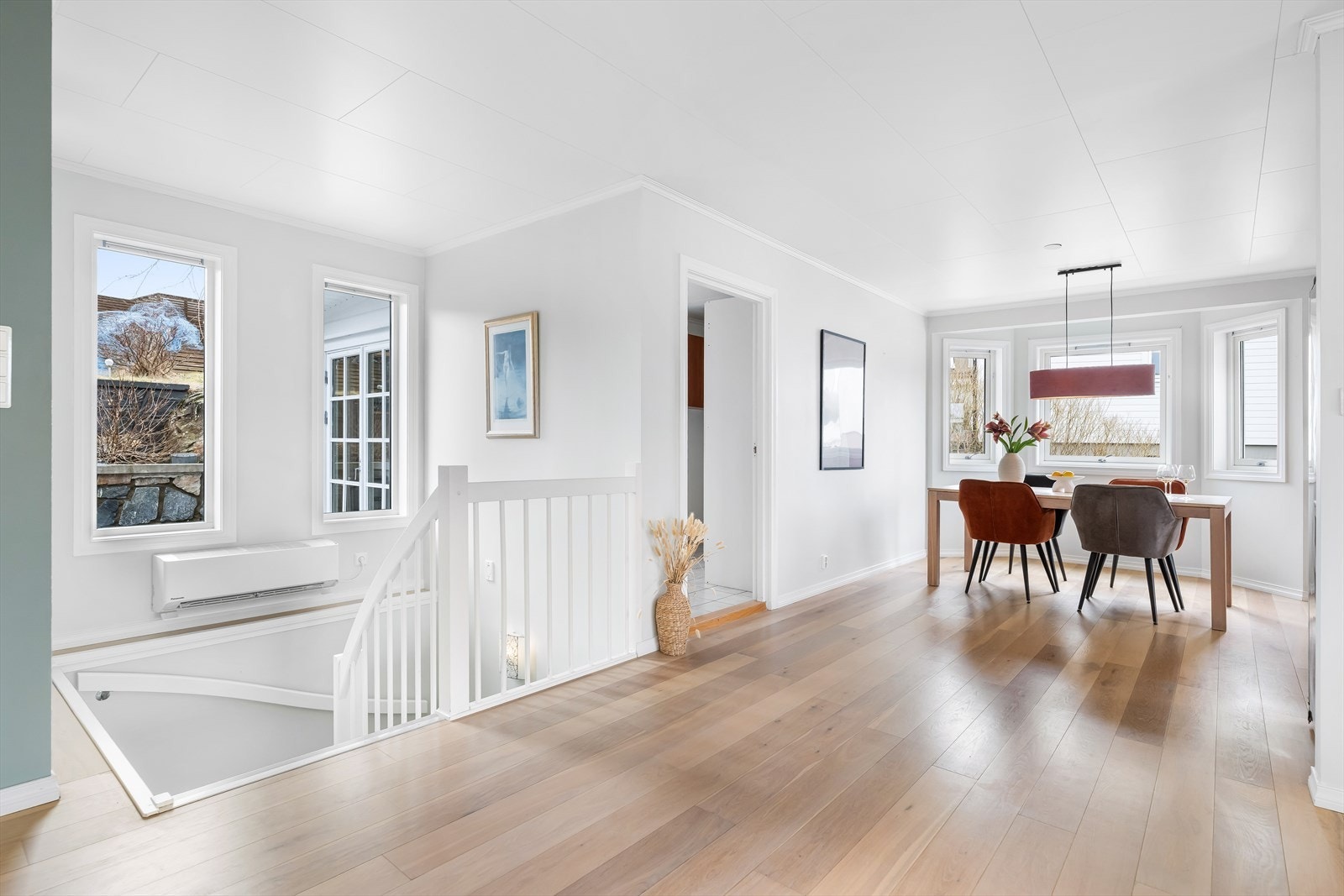 Legg merke til det pene gulvet som går igjen i huset Galleribilde