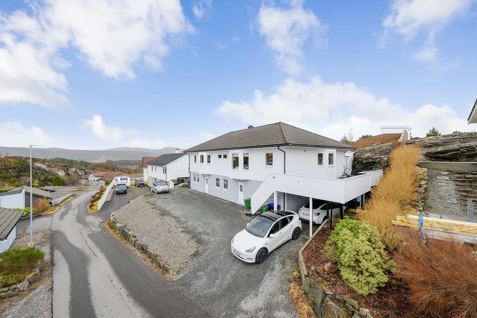 Fine uteplasser på baksiden av huset, og stor biloppstillingsplass på gårdsplass og i carport på fremsiden Galleribilde