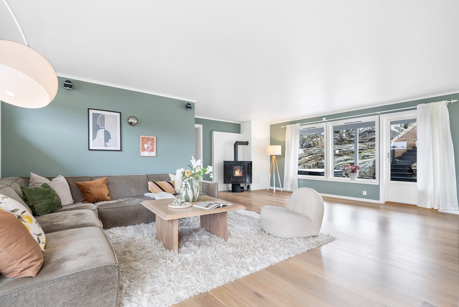 Huset har god planløsning med hele 5 soverom i hoveddel, og 2 i leiligheten Galleribilde