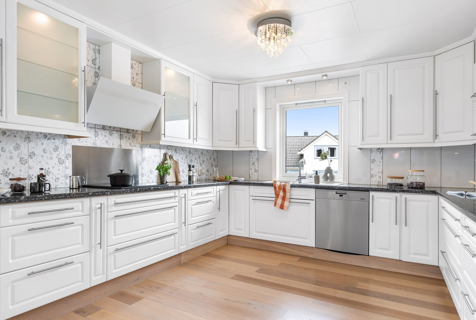 Plassen er godt utnyttet med takhøye overskap Galleribilde