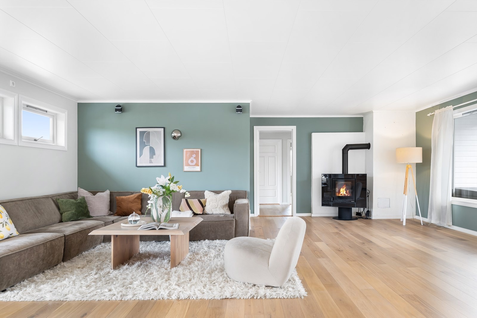 Oppvarming via peisovn i stue, samt varmepumpe i trappeoppgang Galleribilde