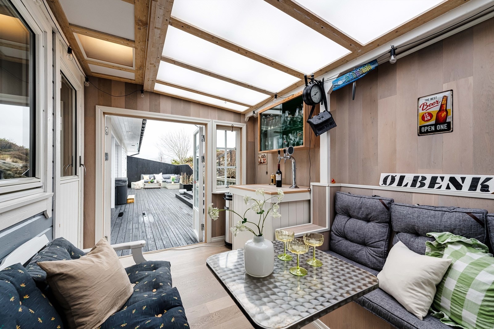 Utestuen er er trivelig sted å bruke på fine kvelder, solrike dager og når du måtte ønske. Adkomst videre til terrasse Galleribilde