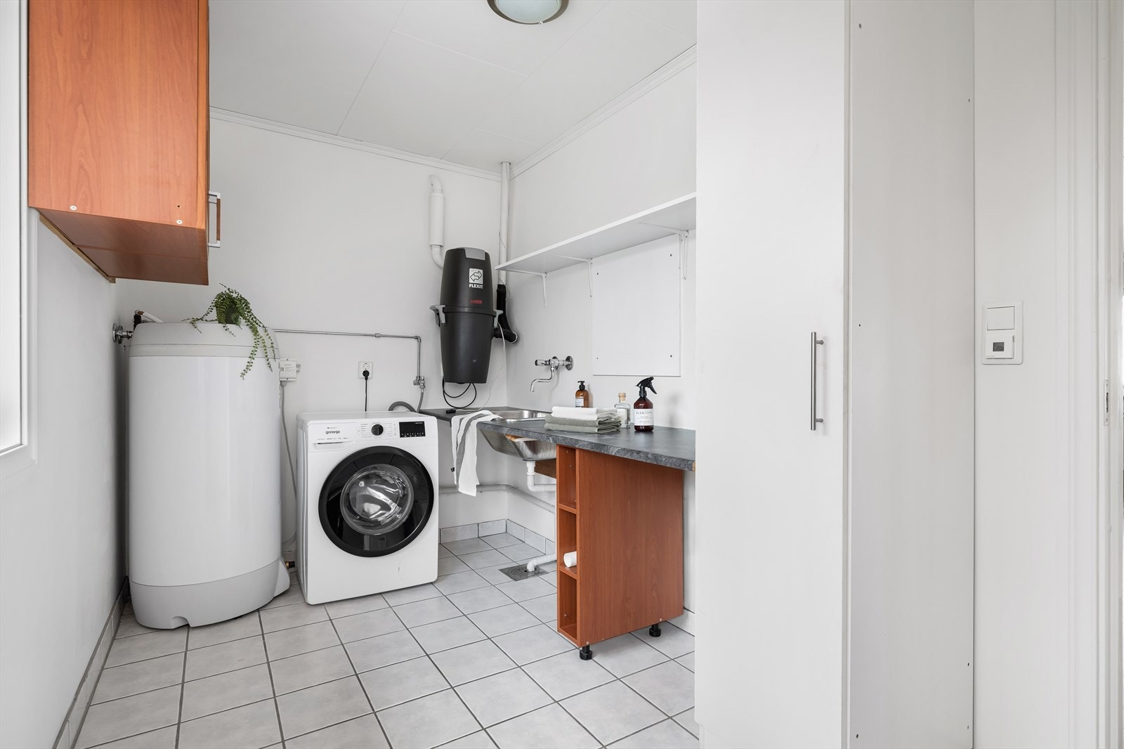 Praktisk, separat vaskerom med adkomst fra kjøkken Galleribilde