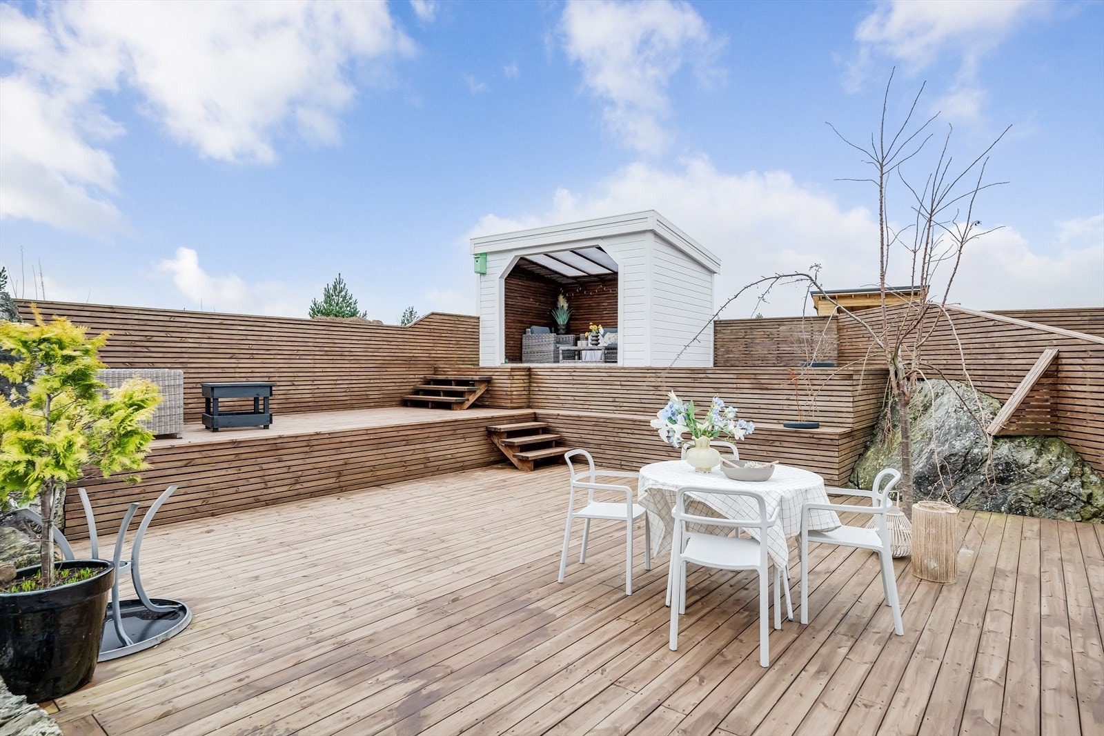 Særdeles forseggjort uteplass i ulike nivåer og god plass til utemøblering Galleribilde