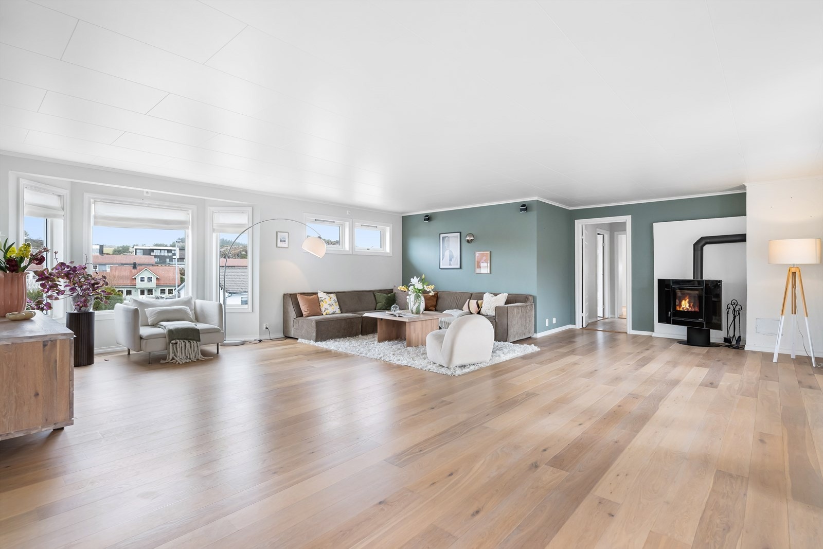 Stor stue med åpen løsning mot kjøkken på hele 78,6 m² Galleribilde