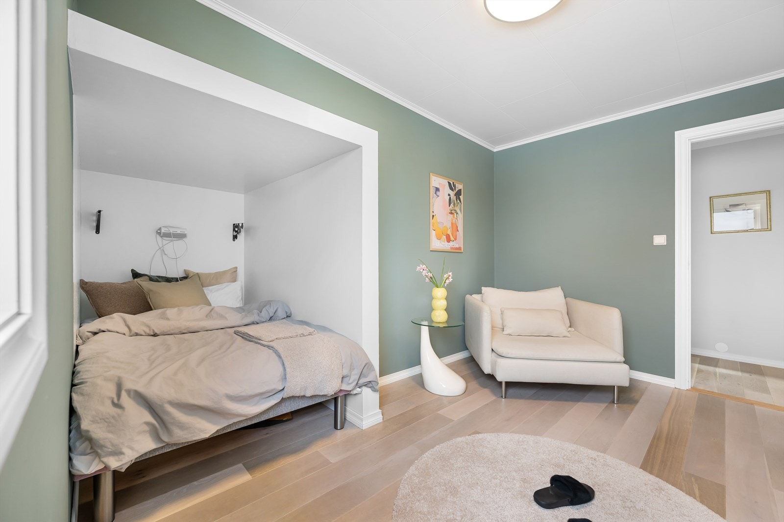 Deler av boden er inntatt i rommet, slik at det er et ekstra innhukk i rommet med plass til seng eller skrivepult Galleribilde