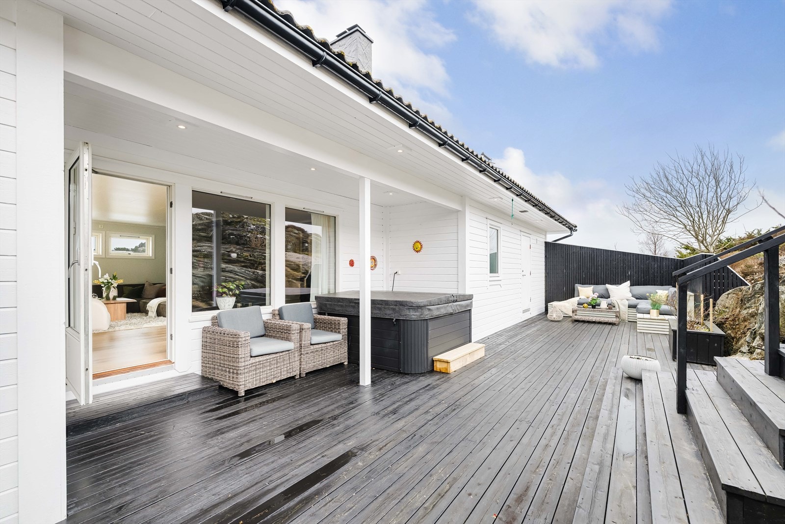 Uteområdet er meget pent opparbeidet med plassbygde sittegrupper, trapper og terrasser. Her er også jacuzzi som lar deg nyte livet etter en lang arbeidsdag Galleribilde