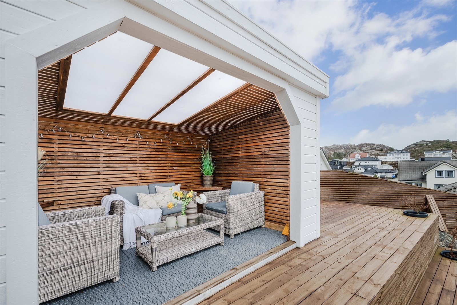 Trivelig gapahuk som lar deg nyte varme dager, selv om det drypper fra himmelen Galleribilde