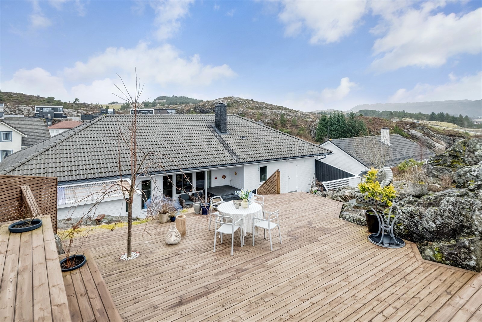 Stor enebolig med leilighet. Barnevennlig og attraktiv beliggenhet. Galleribilde