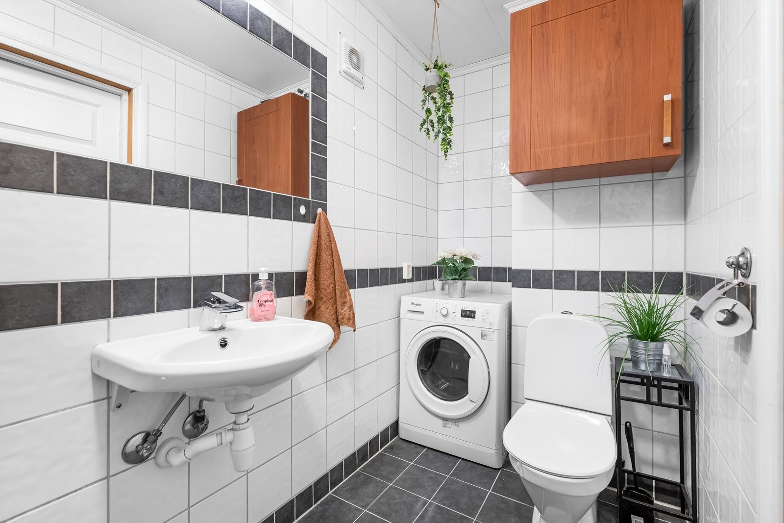 Bad/vaskerom i leilighet Galleribilde