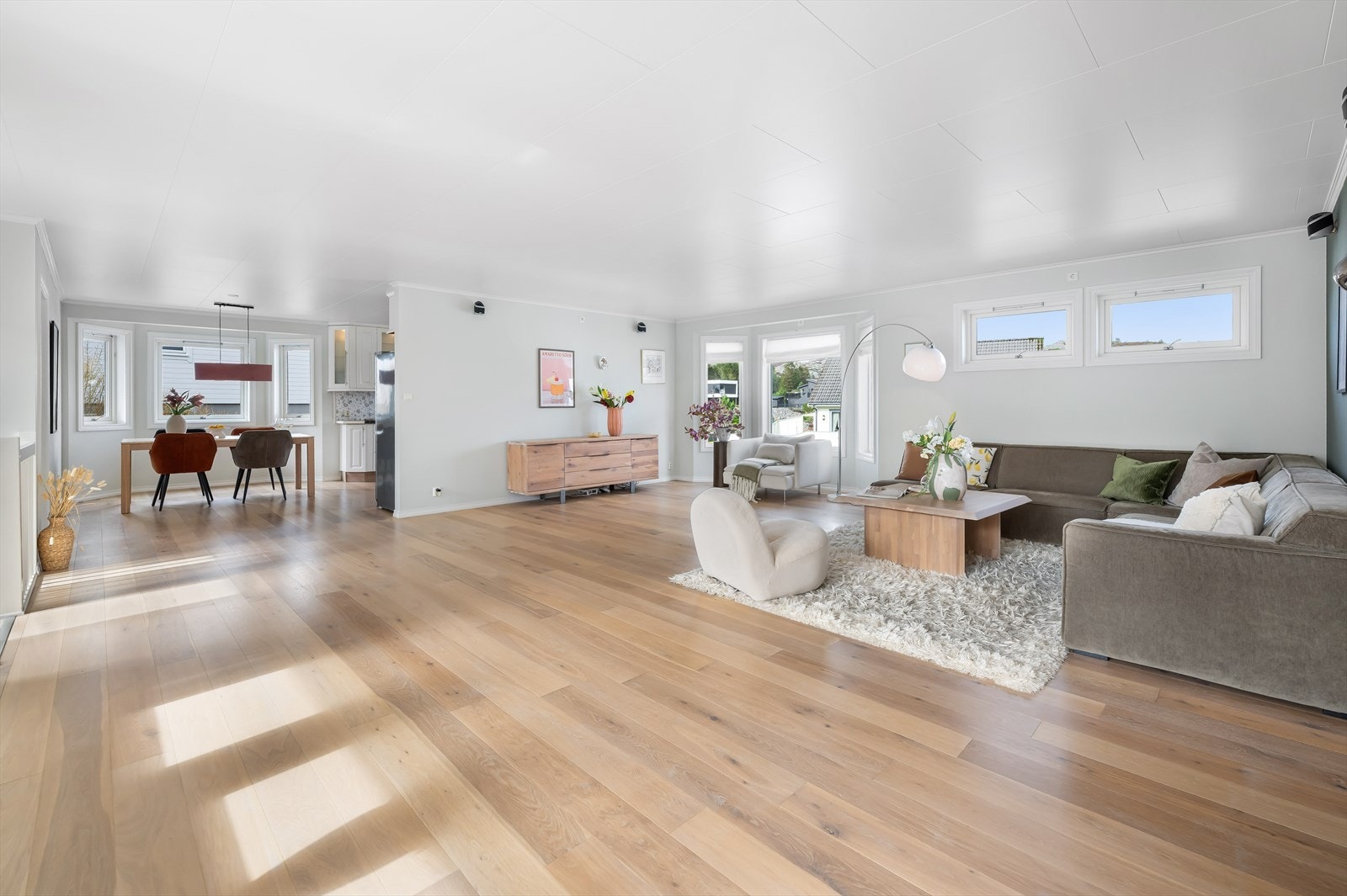 Stuen har godt med naturlig lysinnslipp og rommets utforming lar deg enkelt dekke til langbord til store anledninger Galleribilde