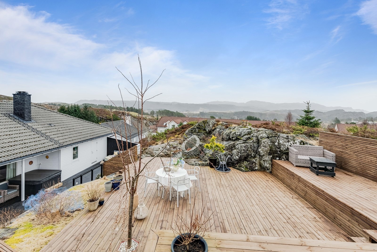 Flott utsikt fra høyden. Nydelig sted å nyte solrike dager Galleribilde