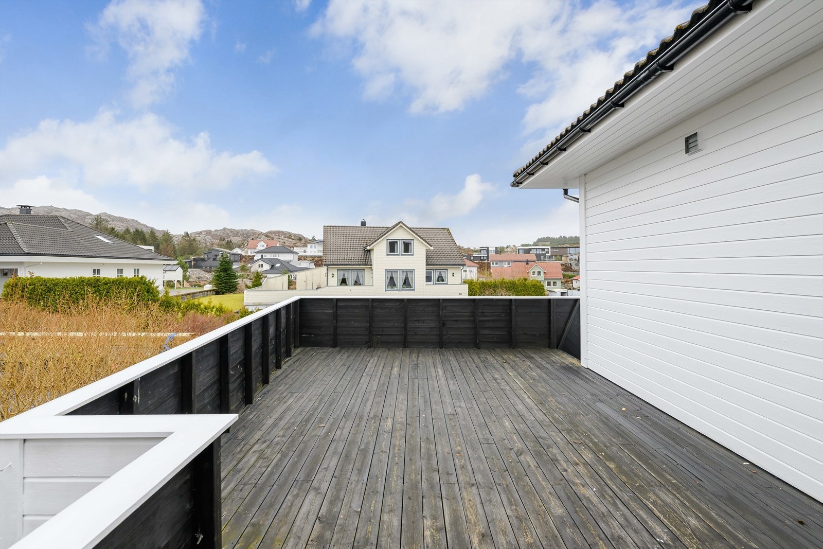 Via uthuset kommer du også videre til terrasse over carporten Galleribilde
