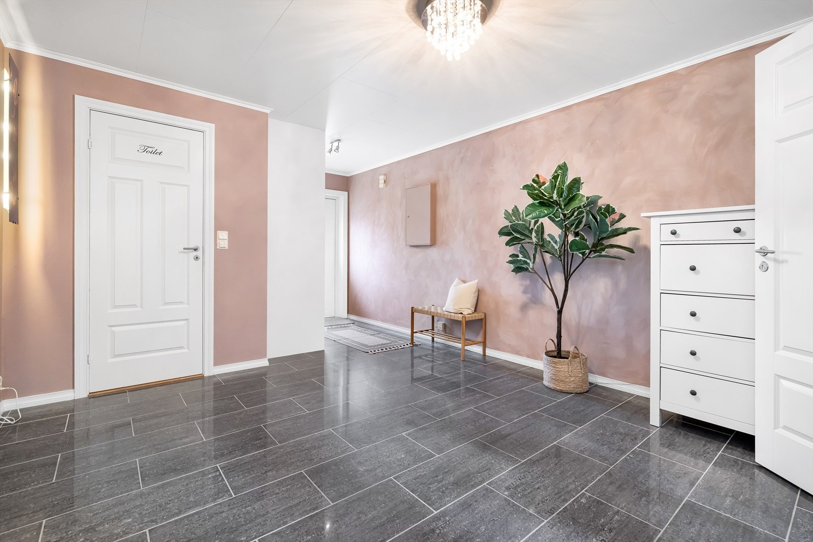 Lunt og behagelig førsteinntrykk med varme under flislagt gulv Galleribilde