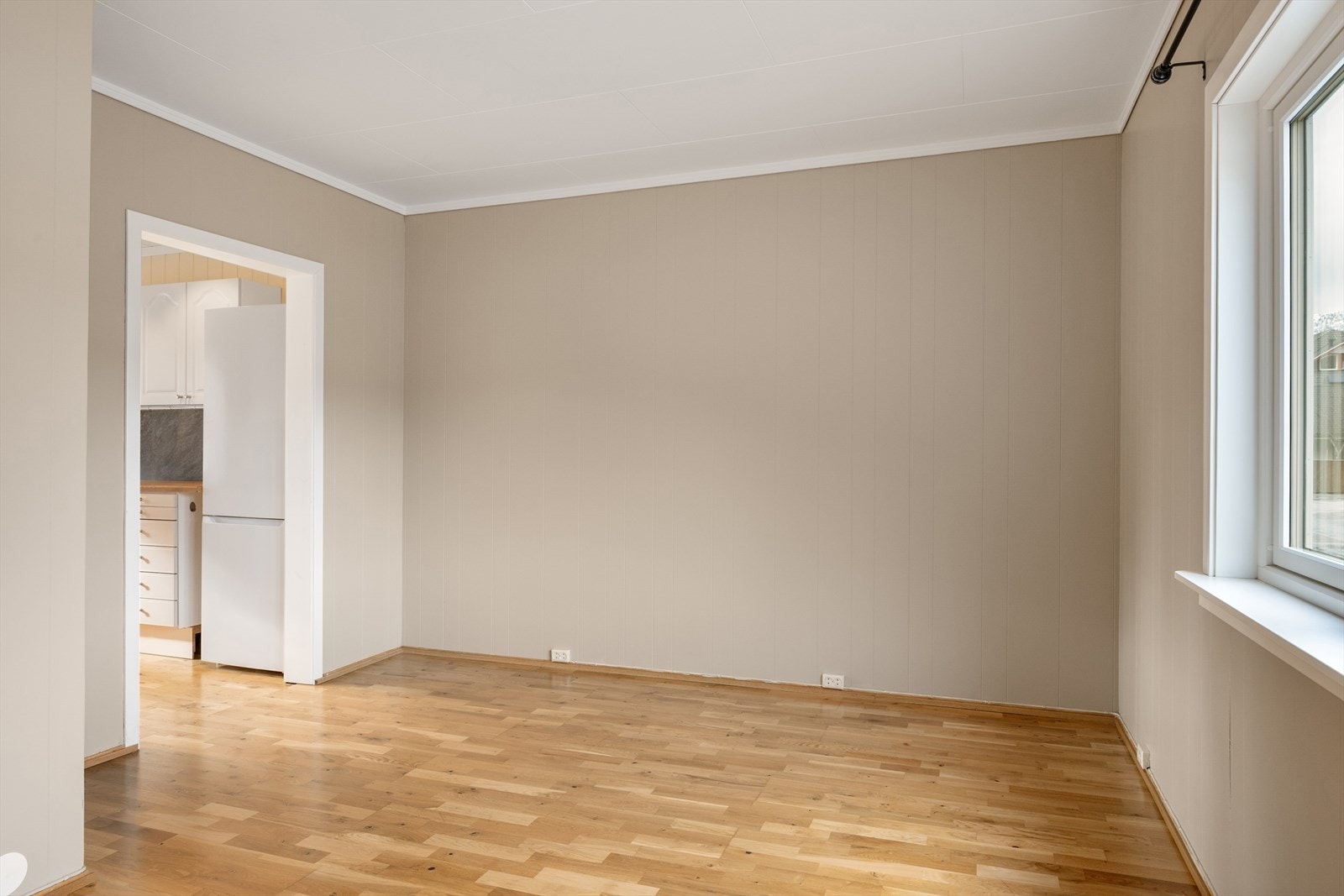 Fra stuen er det enkel adkomst videre til kjøkkenet, noe som gir en god flyt i etasjen. Galleribilde