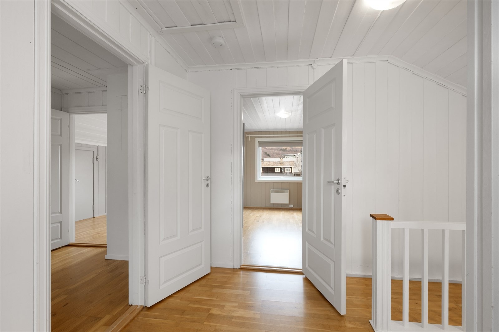 Fra gangen har man god oversikt over etasjen, med adkomst til alle tre soverommene. Galleribilde