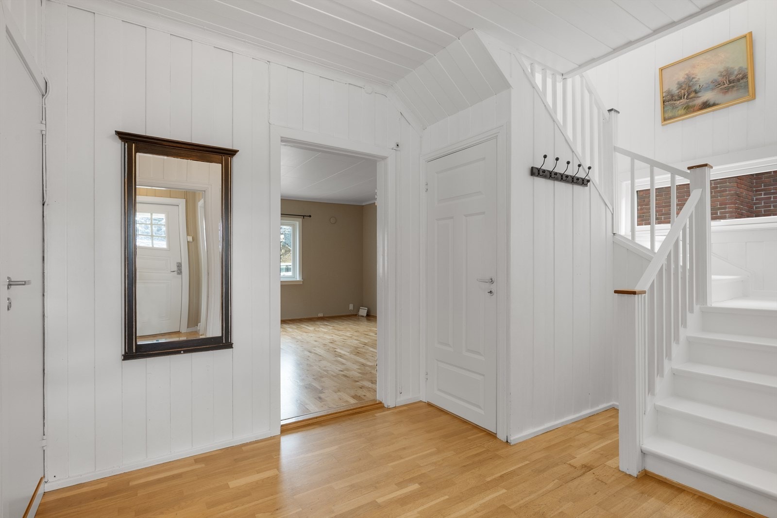 Fra gangen er det adkomst til boligens oppholdsrom og trapp opp til loftsetasjen. Galleribilde